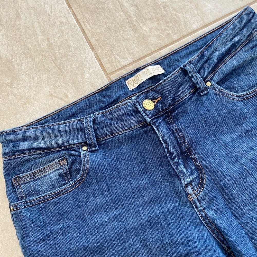 Low Rise Denim Crop Jeans - Picture 2 of 9